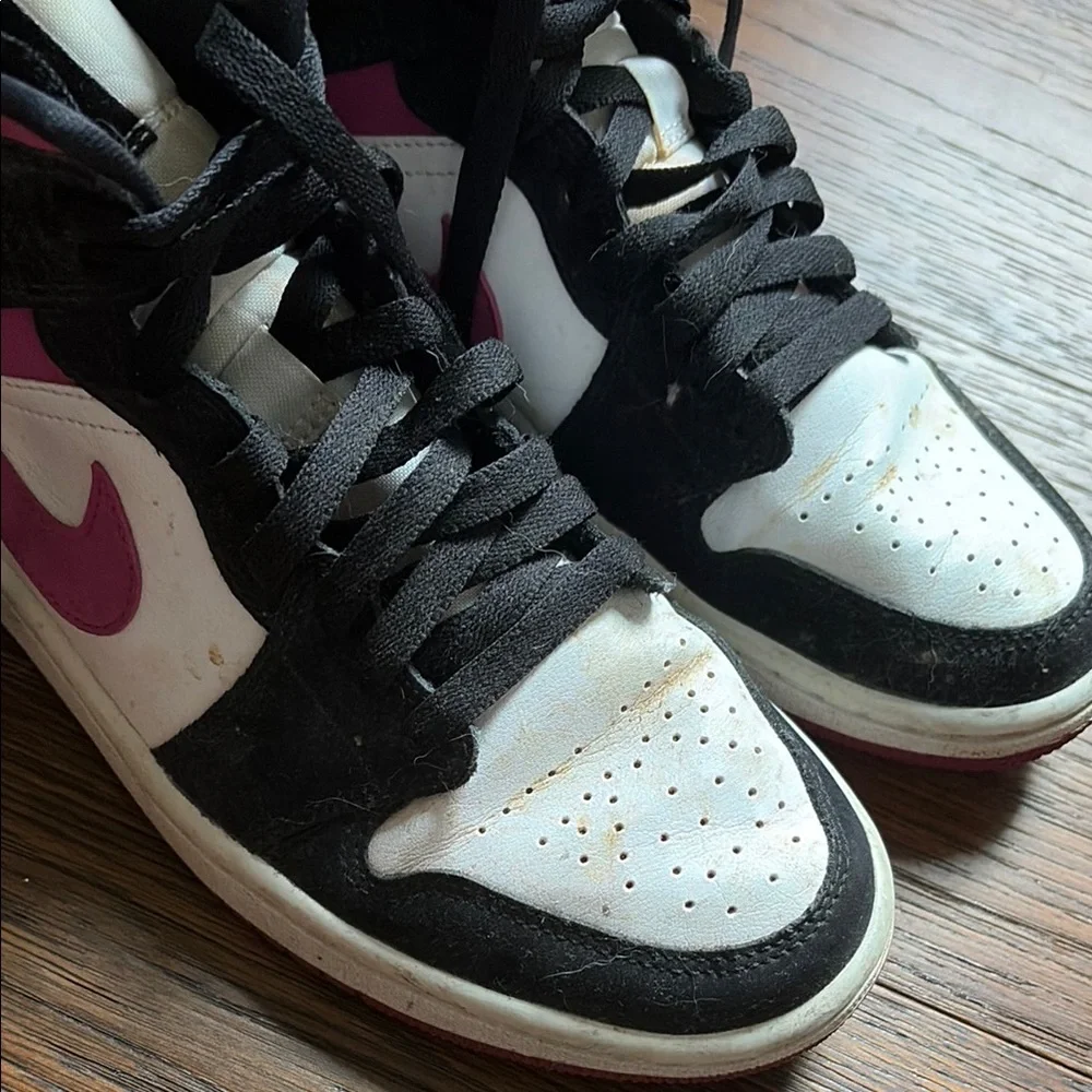 Jordan 1 Mid Women's Sneakers - Magenta/Black/White - Picture 4 of 8